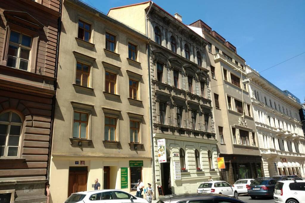 Marvelous Apartment In The Center Of Прага Екстериор снимка